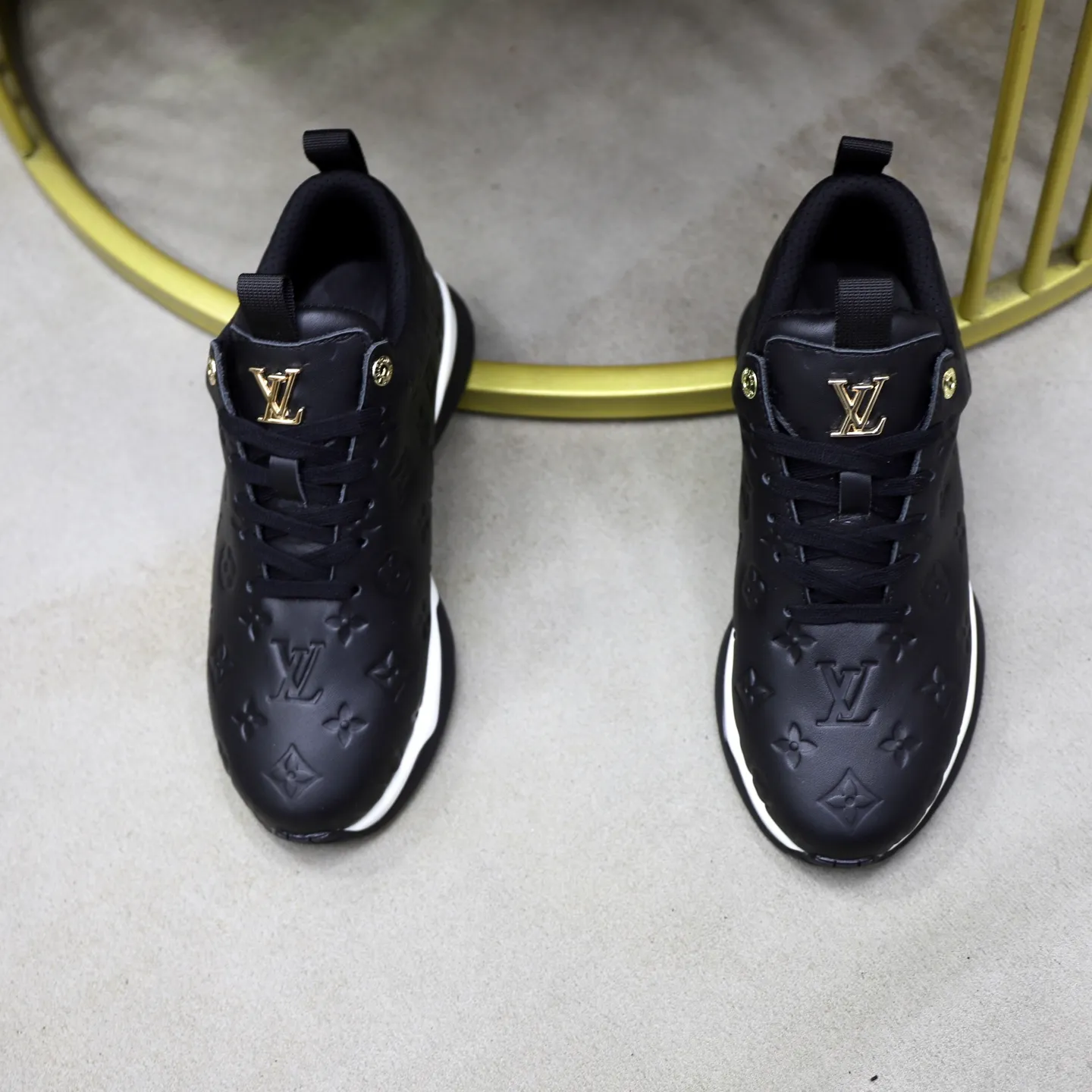 Factory price: 520💰【LV】Louis Vuitton is a high-end brand of men's shoes, new models on the market, top luxury brand, the latest fashionable casual men's shoes, trendy and versatile style, relaxed and sporty style, calfskin upper and ultra-fine workmanship. The original personalized fashionable rubber wear-resistant outsole is light and comfortable on the foot. Code number: 39-44 (45, 46 customized)